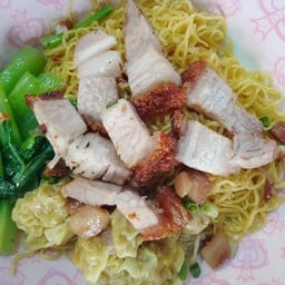 บะหมี่เกี๊ยวน้ำ หมูกรอบ