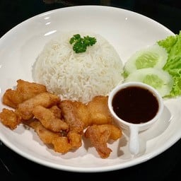 ข้าวหมูสามชั้นทอดน้ำปลา