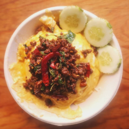 ข้าวกะเพราเนื้อไข่ข้น