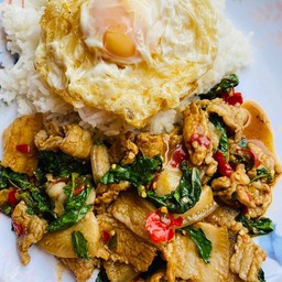 กะเพรา 3 ชั้นสไลด์ กับข้าว