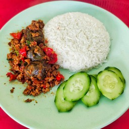 ข้าวกระเพราหมูไข่เยี่ยวม้า