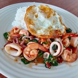 ข้าวราดกระเพราทะเล+ไข่ดาว