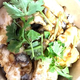 ไก่กระเทียม ฟรีไข่ดาว