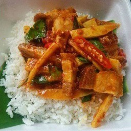 หน่อไม้ผัดพริกแกงราดข้าว