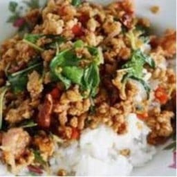 กระเพราไก่ราดข้าว