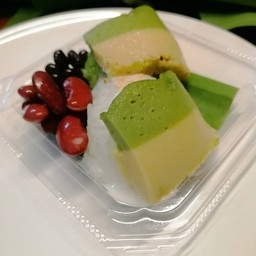 ข้าวเหนียวมูนหน้าสังขยาใบเตย และธัญพืช (ถั่วดำและถั่วแดง)