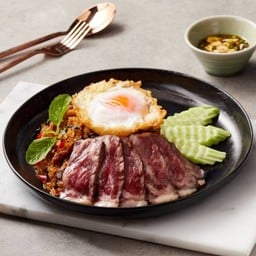 ข้าวเหนียวผัดกะเพรามันเนื้อวากิว ไข่ดาว