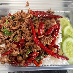 กระเพราหมูสับราดข้าว