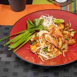 ผัดไทยกุ้งสดใหญ่