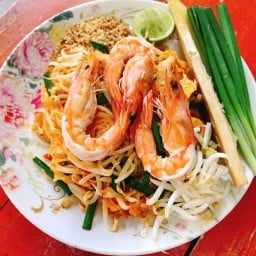 ผัดไทยกุ้งสด สูตรยายเล็ก