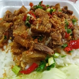 หมูกรอบคั่วพริกเกลือราดข้าว