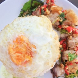 กระเพราหมูกรอบ ราดข้าว