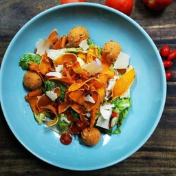 Cheese Ball Salad สลัดพริกย่างชีสทอด