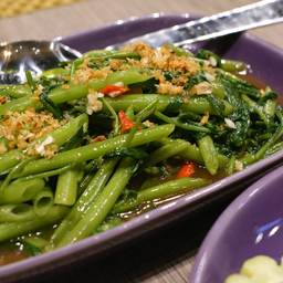 ผัดผักบุงไฟแดง