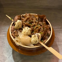 ข้าวหน้าลิ้นวัวย่างถ่านกระเทียมเสียบไม้grilled beef tongue with rice