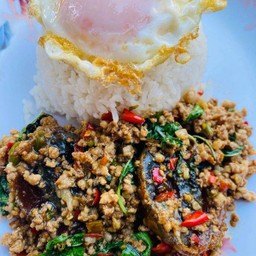 ข้าวกะเพรา หมูสับไข่เยี่ยวม้า