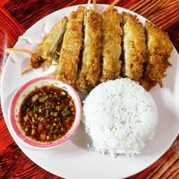 ข้าวสวย+อกไก่ทอด+น้ำจิ้มแจ่ว