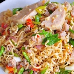 ยำมาม่าหมูสับหมูยอ