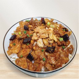 009 ข้าวหน้าหมูผัดหม่าล่า (MALA CHILI BUTADON)