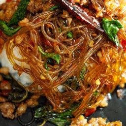 กะเพราหมูสับวุ่นเส้น