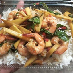 กระเพรากุ้งใส่หน่อไม้ราดข้าว