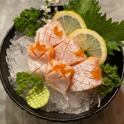 ซาชิมิราวท้องแซลมอน