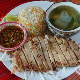 ข้าวผัดไก่ย่าง+น้ำซุปแกงจืดไก่สับ