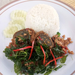 กระเพราหมูสับไข่เยี่ยวม้า