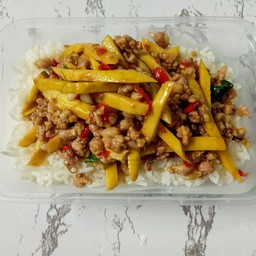 ข้าวราดผัดหน่อไม้หมูสับ