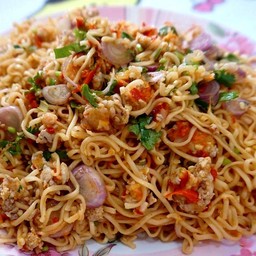 ยำมาม่าหมูสับ