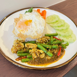 ข้าวปลาหมึกผัดเครื่องแกงใต้+ไข่ดาว