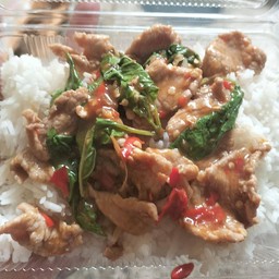 กระเพราหมูชิ้นราดข้าว