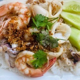 ข้าวทะเลกระเทียม  (กุ้ง+หมึก)