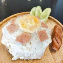 ข้าวผัดแฮม ไส้กรอก ไข่ดาว