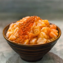 ข้าวหน้าแซลมอนแฟมิลี่และไข่แซลมอนsalmon family don