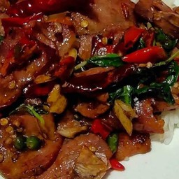 ข้าวกะเพราพี่ต๊ะเผ็ดหวานๆแฉะๆ