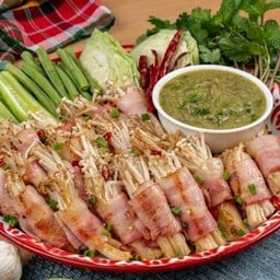 เบคอนพันเห็ดเข็มทอง