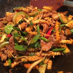 ผัดฉ่าหมูราดข้าว