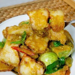ข้าวไข่ข้นเขียวหวานหมูกรอบ