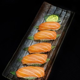 ซูชิแซลมอน5คำ salmon sushi 5 pcs