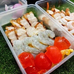 อิอ้วนยำแซ่บ ( ตรงข้ามตลาดวิศิษฐ์ชัย  เจ้าเดียวเจ้าเดิมแต่ย้ายตำแหน่งร้าน ) ตรงข้ามตลาดวิศิษฐ์ชัย
