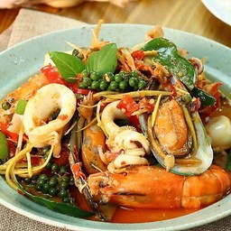 ผัดฉ่าทะเลราดข้าว