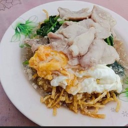 ราดหน้าหมี่กรอบใส่ไข่  ธรรมดา