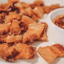 สามชั้นทอดน้ำปลา