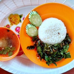 ข้าวกระเพราไข่เยี่ยวม้ากระเพรากรอบ