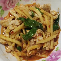 ผัดพริกแกงใส่หน่อไม้ (กับข้าว)