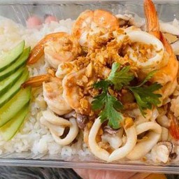 กุ้งหมึกกระเทียมแถมไข่ดาว