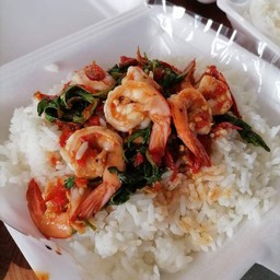 กระเพรากุ้งแถมไข่ดาว