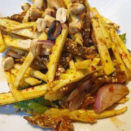 ยำมะม่วงปลากรอบปลาร้า