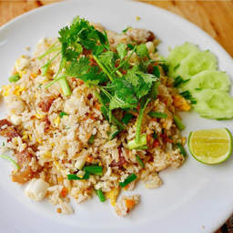 ข้าวผัดหมูกรอบ